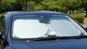 折りたたみの車用サンシェードをフロントガラスに装着しているイメージ