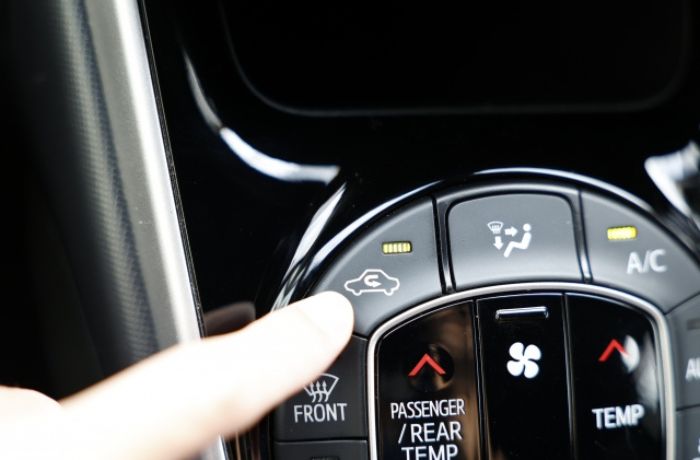 車内の花粉対策のためにエアコンを内気循環にしている様子