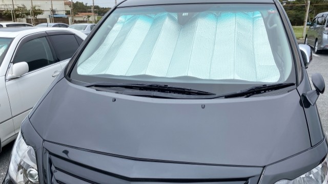 蛇腹タイプの車用サンシェードをフロントガラスに装着しているイメージ