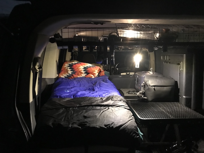 収納グッズを上手に活用している車中泊