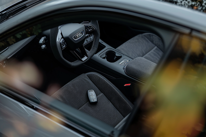 車をインロックした様子