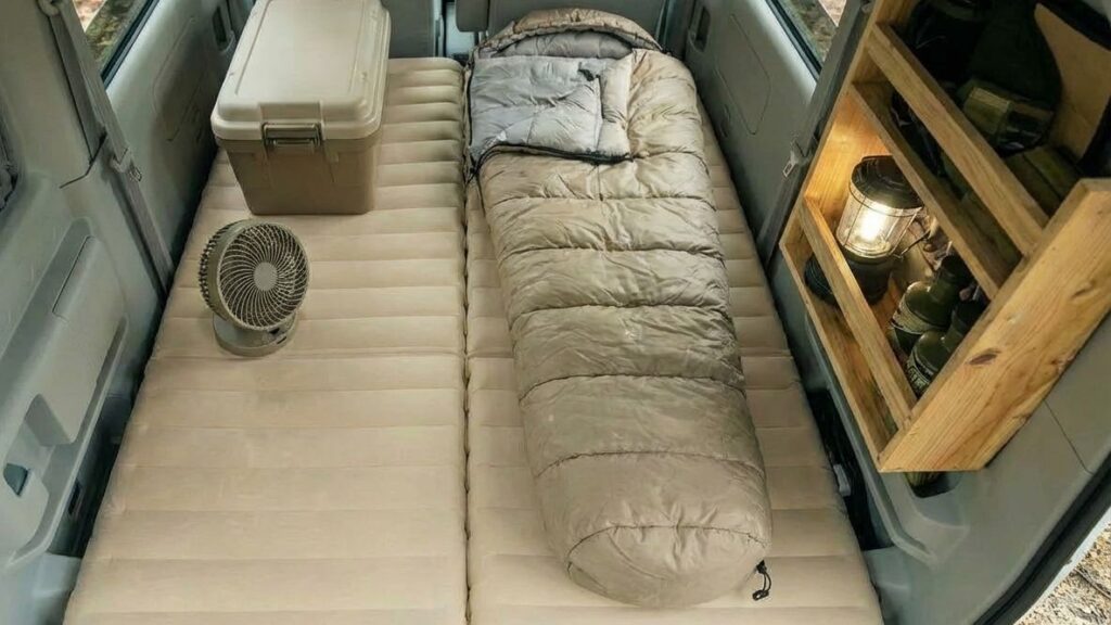 エブリイの車中泊でシュラフ(寝袋)を使用しているイメージ
