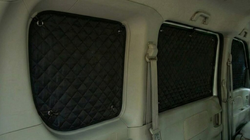 エブリイの車中泊で窓にシェードを装着しているイメージ