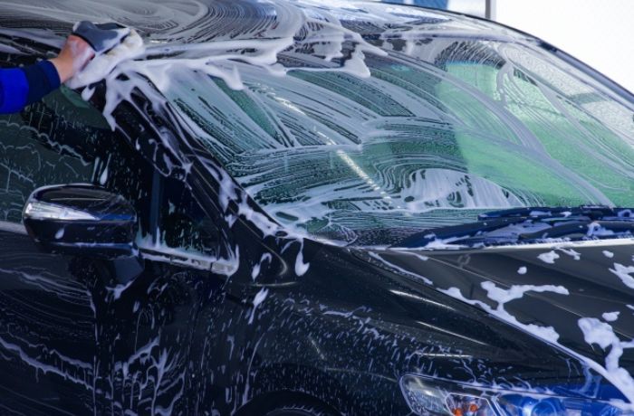 多めの泡で手洗い洗車をしている様子