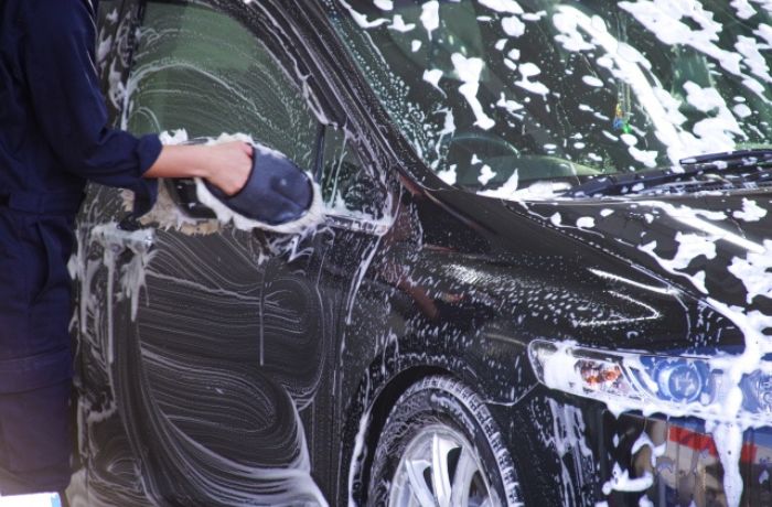花粉対策のため車を手洗い洗車している様子