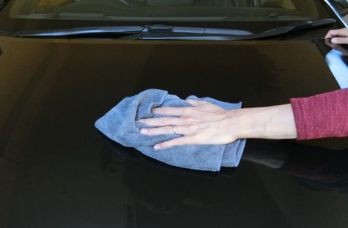 マイクロファイバークロスで洗車後の拭き上げをしている様子