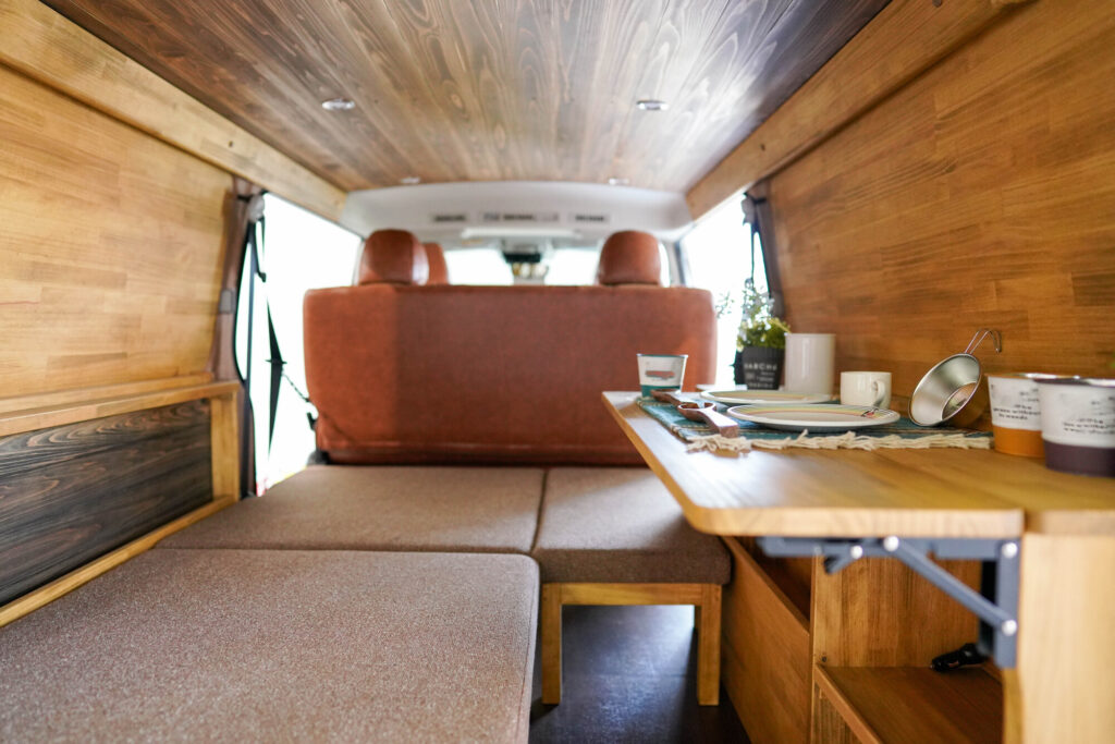 ベッドや家具を取り付けた車内イメージ（車両はタウンエースと異なります）