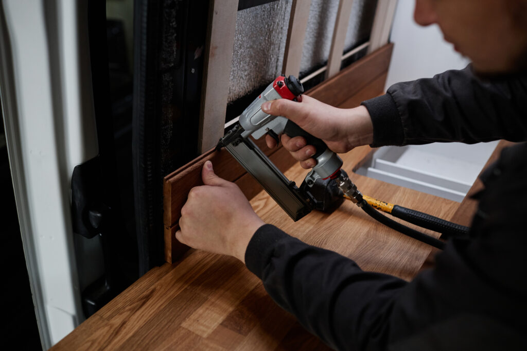 車内をウッド化している様子