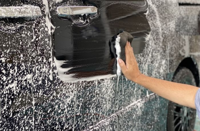手洗い洗車をしている様子