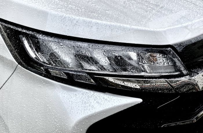 雨に濡れている車(白)