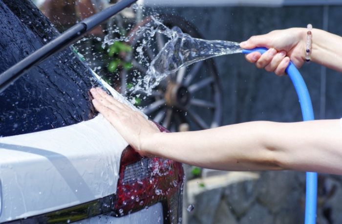 流水で丁寧に花粉を落としている画像