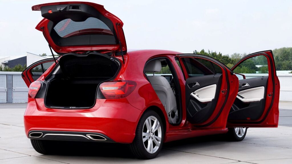 車のドアを全開にして換気をしている様子