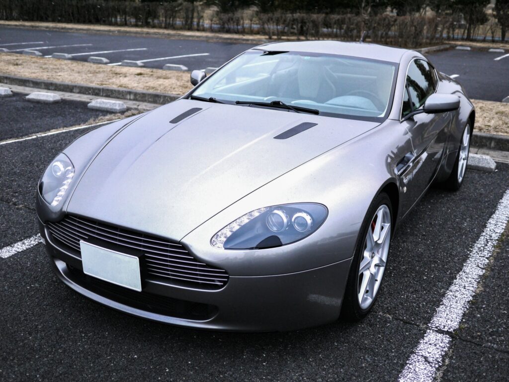 アストンマーティン・ヴァンテージ(シルバー)
