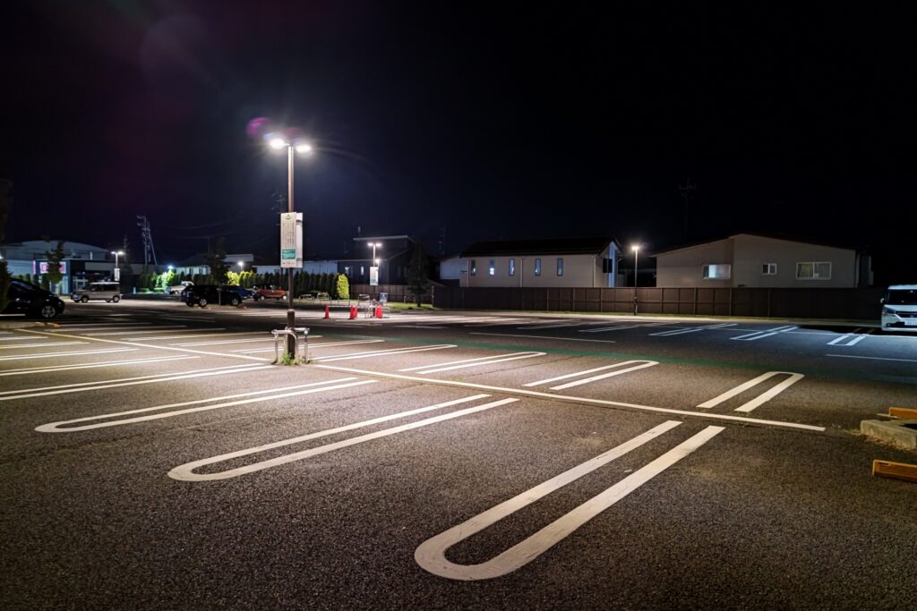 静まり返った夜の駐車場