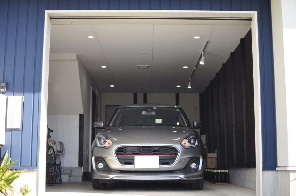 ガレージに停めたスイフト(シルバー)