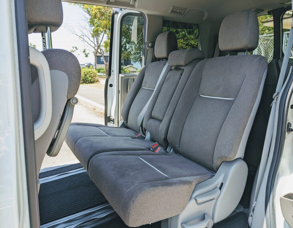 ミニバンの2列目シート（3人掛け）