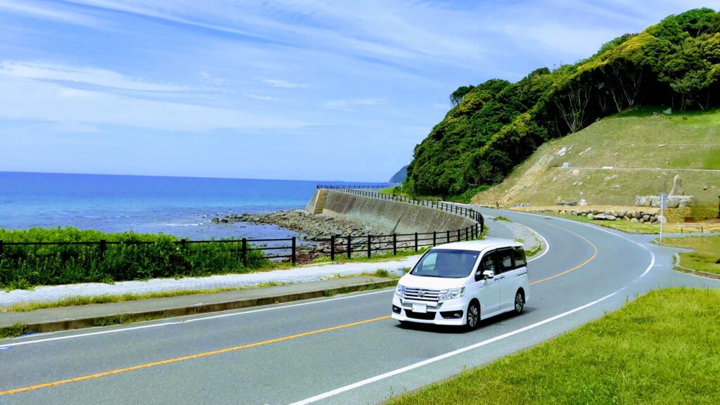 ステップワゴンで車中泊は可能？RPやRKなど型式別のシートアレンジやおすすめカスタムなどを解説_アイキャッチ