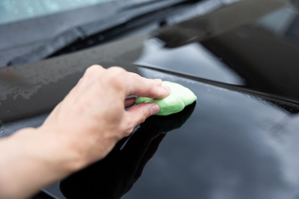 粘土で鉄粉を取り除いている様子