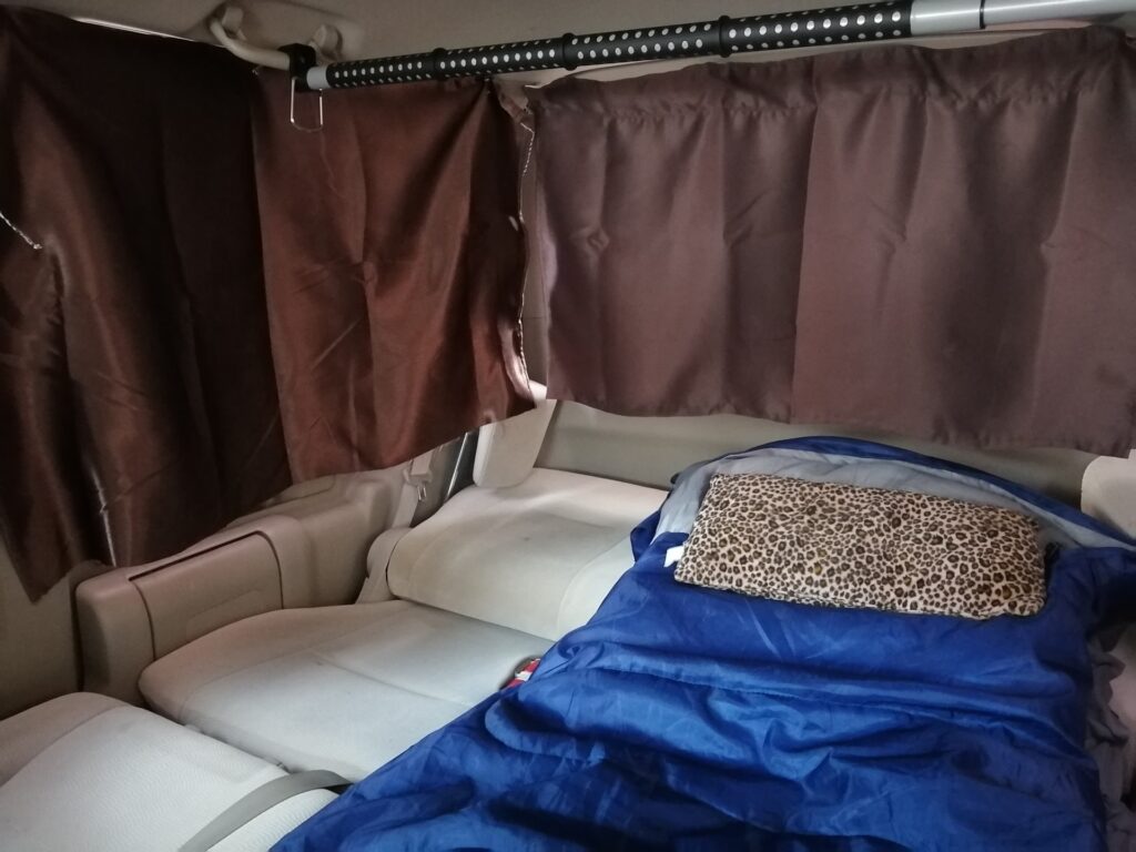 カーテンを取り付けた車内（画像はステップワゴンと異なります）
