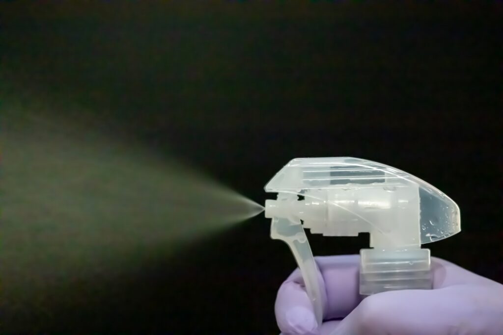 クリーナーを吹き付ける様子(イメージ)