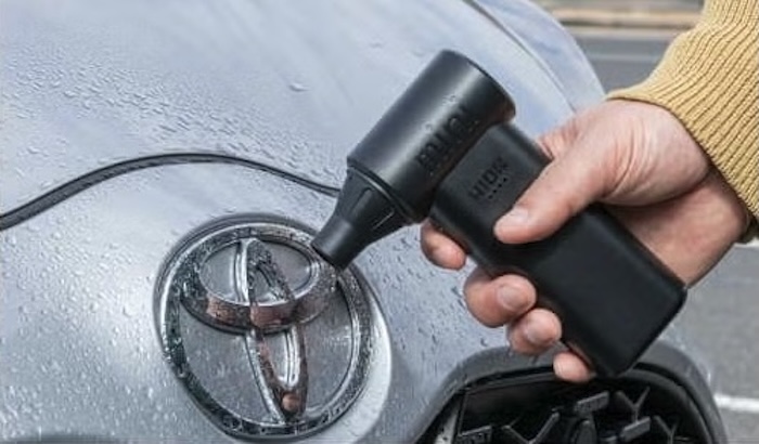 ブロワーで細かい箇所の水を飛ばしている様子