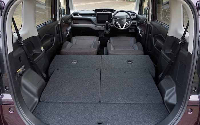 ソリオ_シートアレンジ(後席を格納し前席の背もたれを倒した様子)