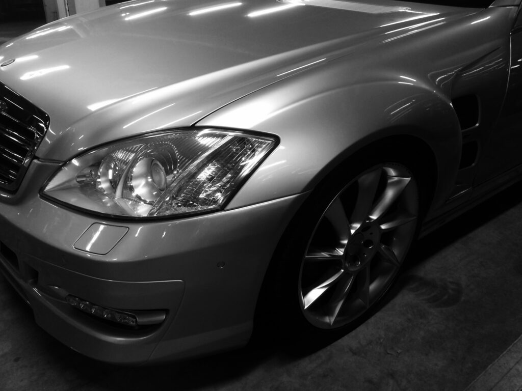 光沢のある車_メルセデス・ベンツ・W221