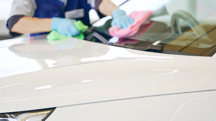 白い車が磨かれた綺麗なボディ