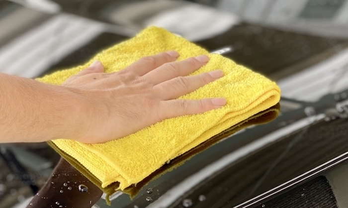 マイクロファイバークロスで拭き上げしている様子