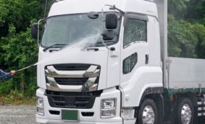 大型トラックを洗車している様子
