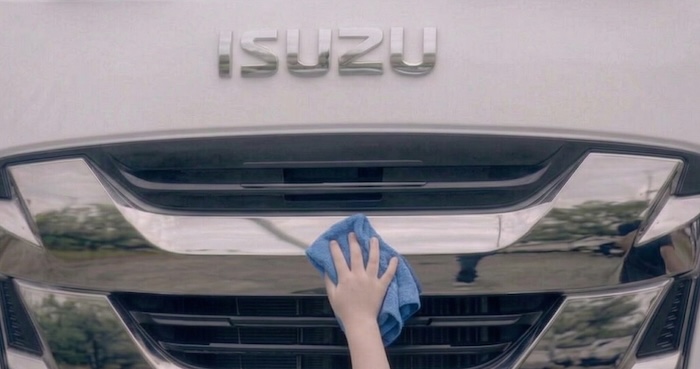 トラックにコーティングを施工している様子