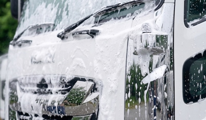 カーシャンプーでトラックを洗車している様子