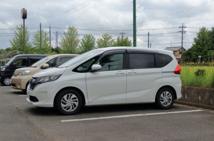 青空駐車されている白い車