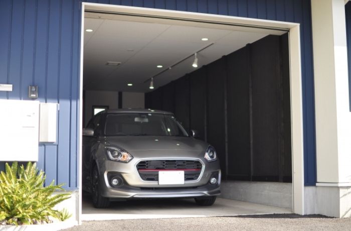 住宅のビルトインガレージで屋内保管されている車