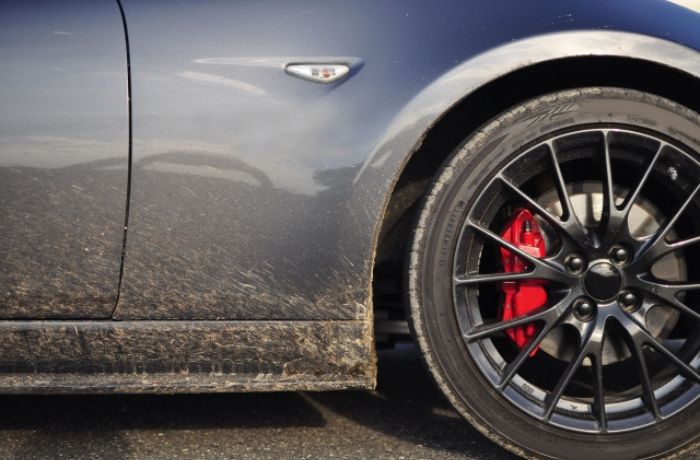 車の下部に泥はねがついている様子