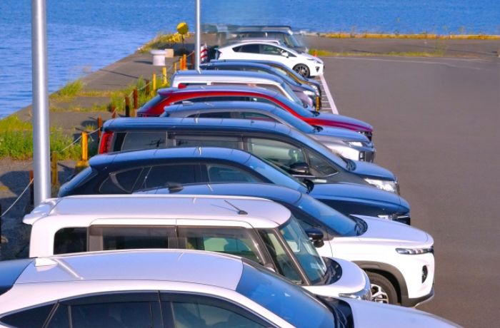 海沿いに駐車されている車