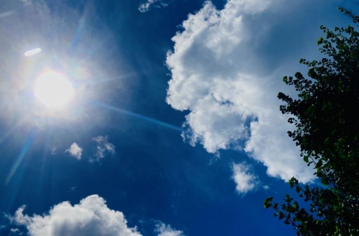 直射日光の強い晴れた日の空