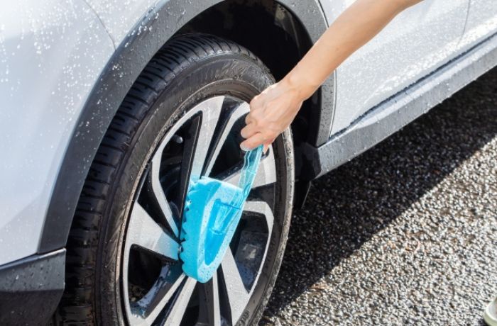 タイヤのホイールを部分洗いしている様子