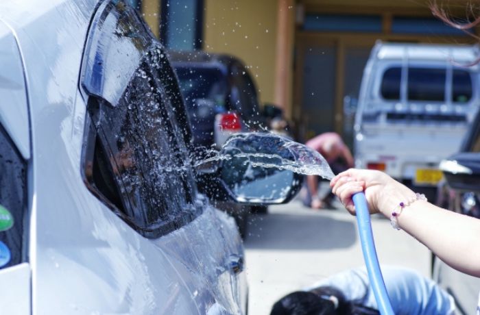 白い車を手洗い洗車している様子