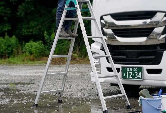 トラック洗車に便利な脚立