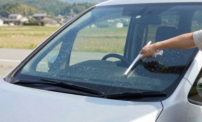 水切りワイパーで拭き上げしている様子