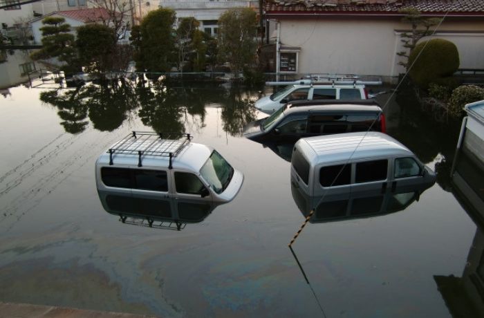 冠水した駐車場で車体の半分が水没した状態の車