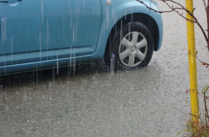 10cmほどの冠水が起きている駐車場に停まっている車