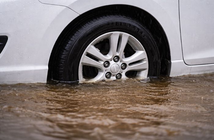タイヤの半分ほど浸水している車