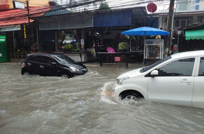 30cm~60cmの冠水が起きた道路を走行している車