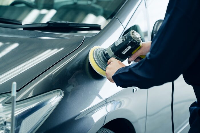 車体をバフで磨く様子