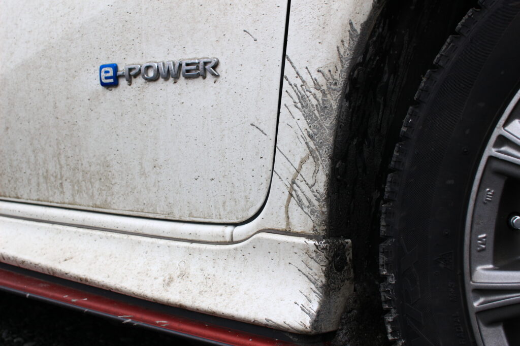 ピッチ・タールで汚れた車体(白)