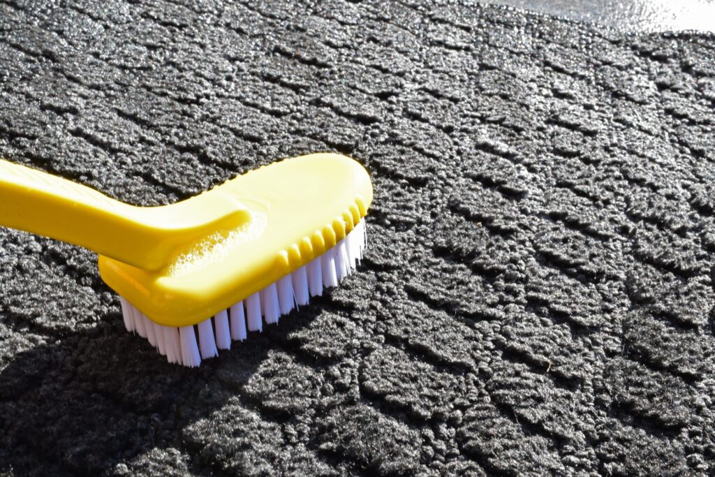 フロアマットの洗浄イメージ_黄色ブラシ