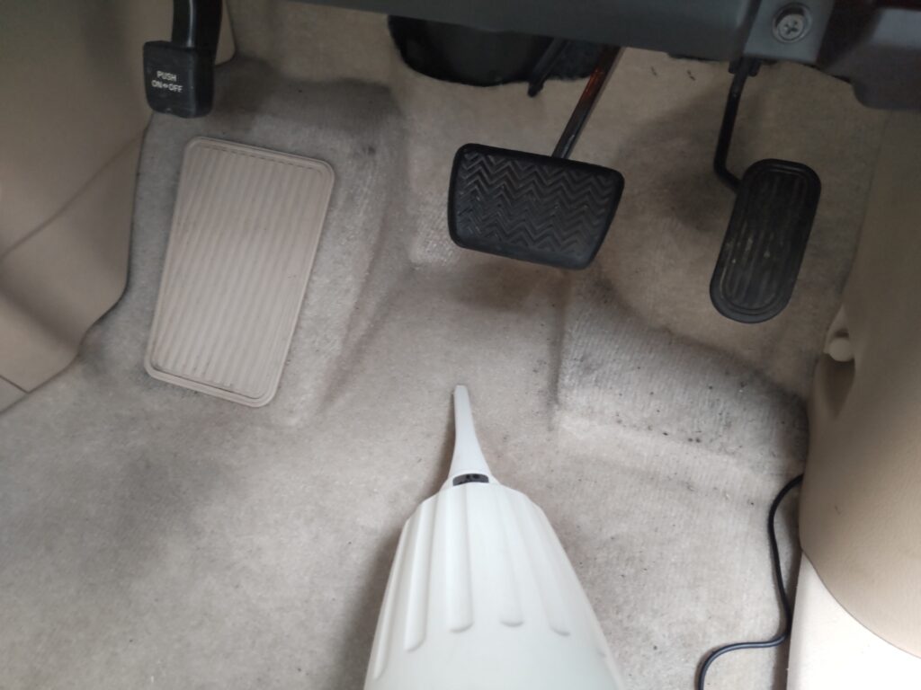 フロアを掃除機掛けしている様子