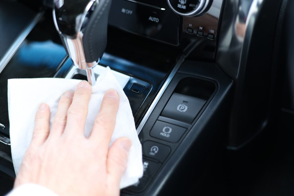 内装パネル（シフト周り）をクロスで清掃している様子